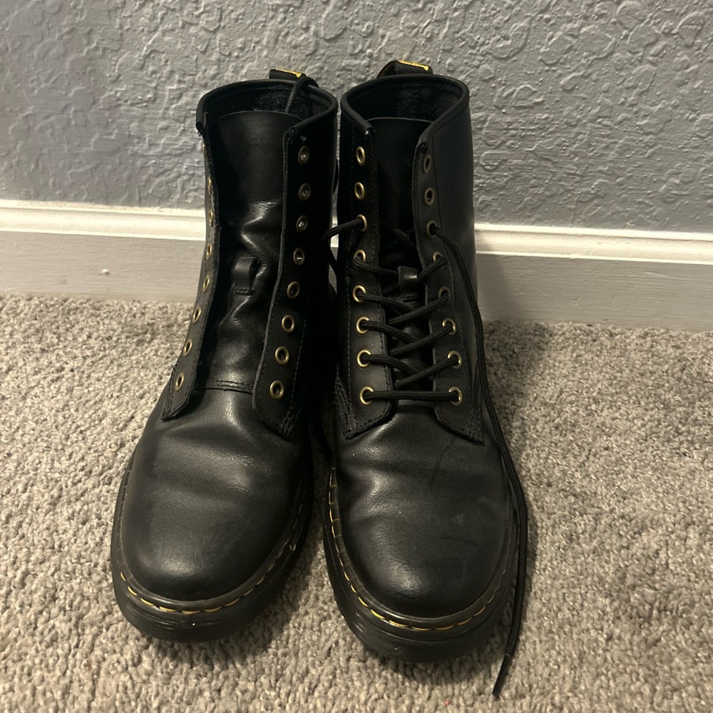 Doc Martens Black Boots Classic Durable Design - Picture 2 of 3